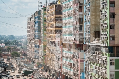 Antenas parabÃ³licas nos edifÃ­cios da Rua dos Combatentes em Luanda